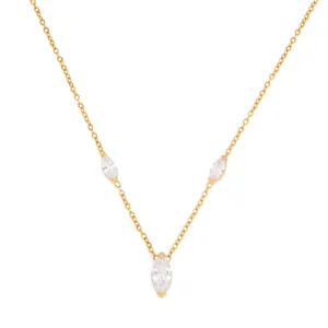 Detalle de collar de acero inoxidable dorado con relucientes circonitas de talla marquesa cerca