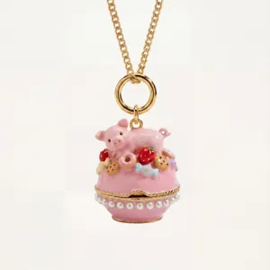 Grazioso collana con ciondolo a uovo di maialino rosa smaltato con catena dorata e dolcetti.