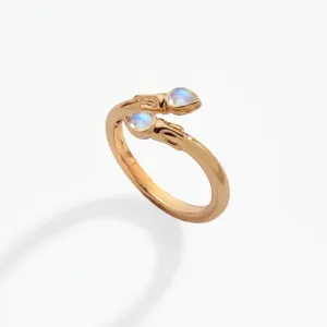 Anillo abierto chapado en oro de 18k con elegantes piedras en forma de lágrima y diseño.