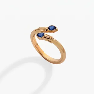 Anillo envolvente de acero inoxidable bañado en oro con dos hermosas circonitas azules.