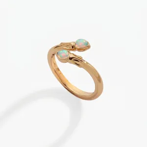 Anillo abierto de acero inoxidable chapado en oro 18k con piedras de circonita detalle.