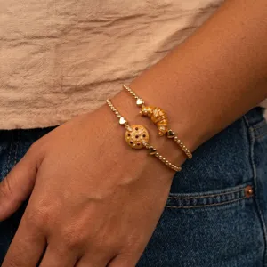 Bracelets extensibles en perles dorées avec de charmants pendentifs croissant et biscuit, parfaits.