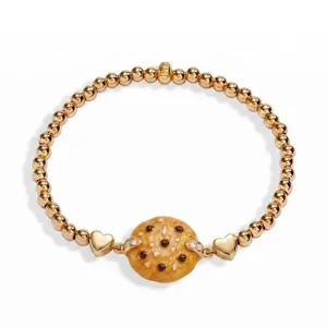 Bracelet de perles élastique doré chic avec charm biscuit mignon et accents de cœur.