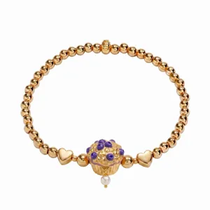 Bracelet extensible en perles dorées avec charm cupcake myrtille émaillé et cœurs.