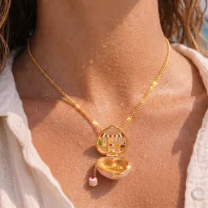 Collier médaillon doré avec une mini scène de magasin et pendentif gâteau mignon.