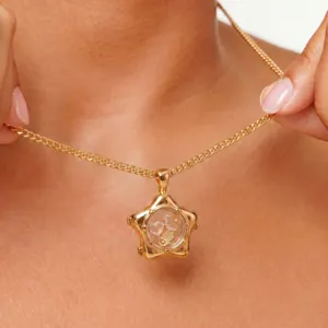 Detaillierte Ansicht der goldenen Stern Glas Medaillon Kette mit Kristall Herz und Mond.