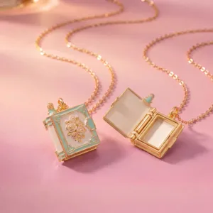 Gedetailleerde close-up van vergulde sprookjesboek medaillon ketting met mint emaille en roos.
