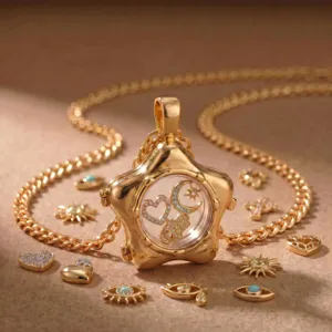 Nahaufnahme der goldenen Stern Medaillon Halskette mit glitzernden Kristall-Anhängern innen.