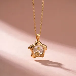 Detailaufnahme einer stilvollen vergoldeten Stern Medaillon Halskette mit klarem Glas.