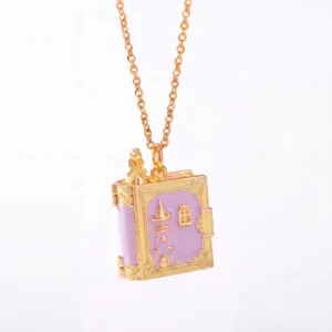 Gedetailleerde close-up van de sprookjesboek medaillon ketting met paarse email en gouden ketting.