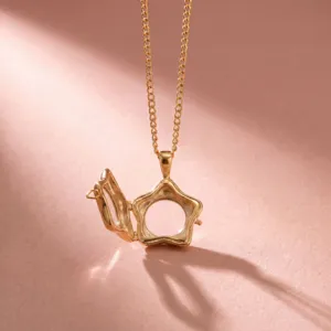 Nahaufnahme der goldenen Sternmedaillon-Halskette mit offenem Design und feinen Ketten.