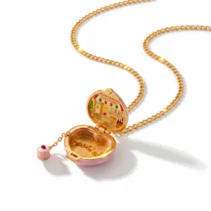 Collier pendentif médaillon cœur mode avec gâteau miniature, finition or exquis.