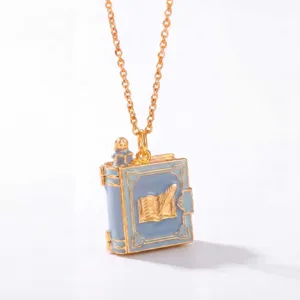 Detailopname van een sprookjesboek medaillon ketting met blauwe emaille en ketting.