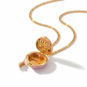 Collier médaillon cœur doré élégant avec mini scène intérieure et chaîne fine, bijoux mode.