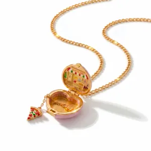 Collier chaîne dorée exquis avec pendentif cœur rose, détail de scène miniature deli.