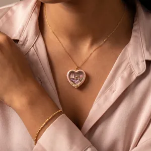 Gouden hart medaillon ketting met sprookjesachtige miniatuur bedels voor vrouwen stijl.