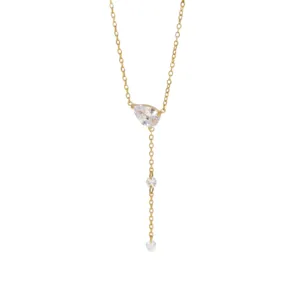 Elegante collar en Y de acero inoxidable bañado en oro de 18k con circonitas brillantes.