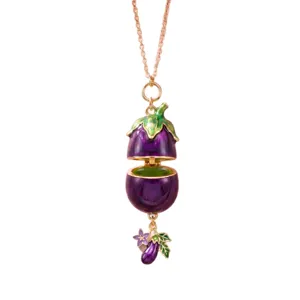 Modische öffenbare Auberginen-Anhänger Halskette mit Emaille-Details und Roségold-Kette.