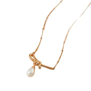 Prachtige vergulde parelketting met elegante strikhanger, chic minimalistisch sieraad voor dames.