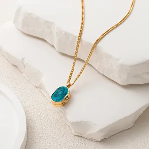 Collar bañado en oro de acero inoxidable con colgante de medallón esmaltado azul oval.