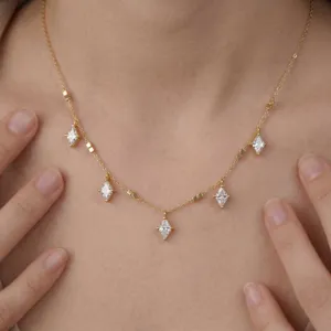 Gedetailleerd overzicht van minimalistische 18k vergulde roestvrijstalen ketting.