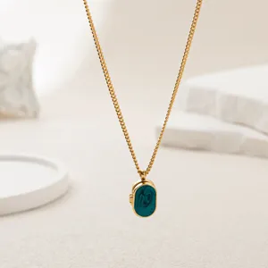 Collar con medallón ovalado de acero inoxidable con esmalte verde, joyería oro.