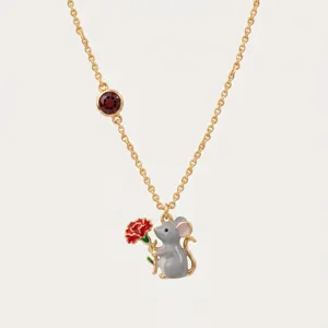 Charmante dierenriem muis hanger ketting met rode bloem, elegant verguld sieradenstuk voor dames.