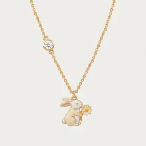 Gedetailleerde close-up van een vergulde ketting met diamantzetting en emaille konijnenhanger.