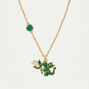 Vergulde ketting met een groen kristal en schattige drakenhanger met lelies als accent.