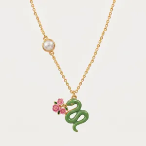 Vergulde slangenhangerketting met geëmailleerde roze bloemen en een elegante pareldetail.