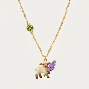Detail van de vergulde ketting met schattige geëmailleerde schaap hanger met bloemen.