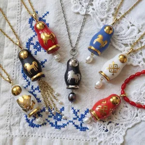Collier Pendentif Poupée Russe Matriochka en Cuivre Style Rococo Vintage Émail Multicolore Motif Floral Cheval Perle Artificielle Gland Collier Pour Femme Homme