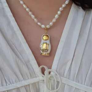 Collier de perles poupée russe vintage, élégant pendentif floral doré pour bijoux femme.