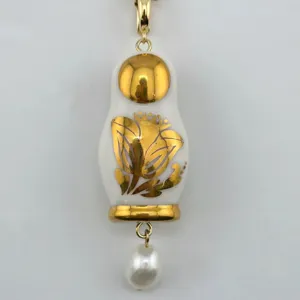 Pendentif poupée russe vintage, céramique blanche dorée motif floral détail bijou