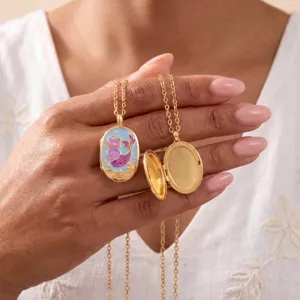 Collana con ciondolo a medaglione ovale dorato con design di gatto sirena in smalto.