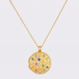 Goldener Medaillon Halskette mit rundem Anhänger, bunten Emaillesternen und Perlen Detail.