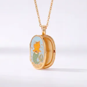 Bellissima collana con medaglione in metallo dorato e dettaglio ciondolo smalto gatto sirena.