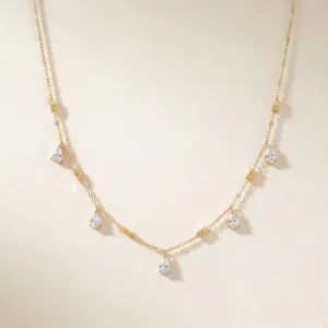 Gedetailleerd overzicht van minimalistische 18K vergulde roestvrijstalen ketting met hangers.