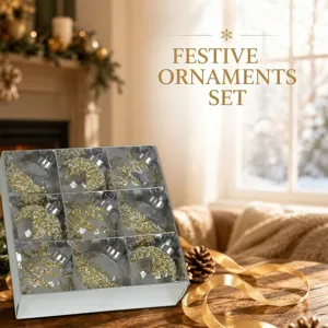 Detailansicht von 8cm 9Stk transparenten Christbaumkugeln mit luxuriösem goldenem Glitzerdesign.