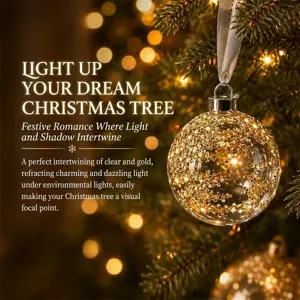 Nahaufnahme der transparenten Weihnachtskugel mit goldenem Glitzer, am Baum hängend.