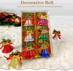 Set di campane decorative natalizie in plastica colorata per decorare l'albero.