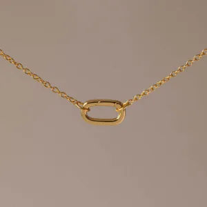 Dettaglio collana catena con chiusura moschettone dorata accessorio gioiello moda chic