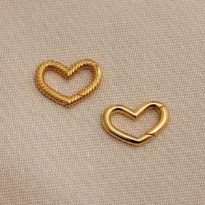 Chiusura a molla a cuore in oro per gioielli fai da te, ciondoli con texture liscia e torta.