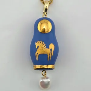 Collier pendentif cheval poupée russe vintage, émail bleu charme doré élégant bijoux tendance.