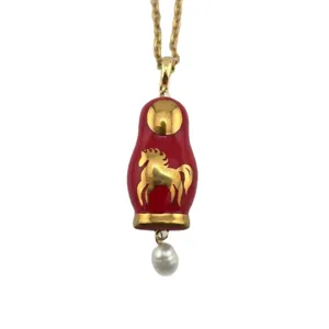 Collier poupée russe vintage avec pendentif cheval or émail rouge et détail de perle