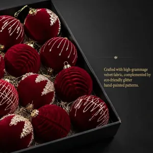 Set de bolas de Navidad de terciopelo burdeos con detalles brillantes, lujosos adornos colgantes.