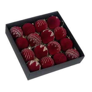 Lujoso juego de bolas de Navidad de terciopelo burdeos con purpurina en caja de regalo negra.