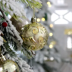 Erhöhter 6cm goldener Christbaumkugel-Schmuck mit Reliefmuster für festliche Weihnachtsdekoration.