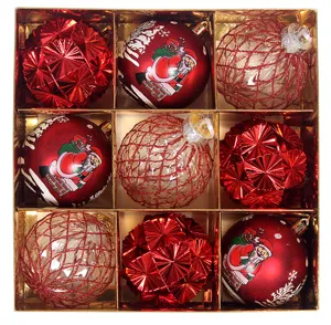 Nahaufnahme Detail von 9 Stueck Christbaumkugeln Set, rote festliche Anhaenger.