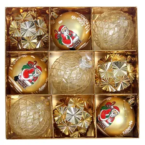 Detailaufnahme von goldenen Weihnachtskugeln im Set, 8cm 9Stk. Box für Christbaumschmuck.